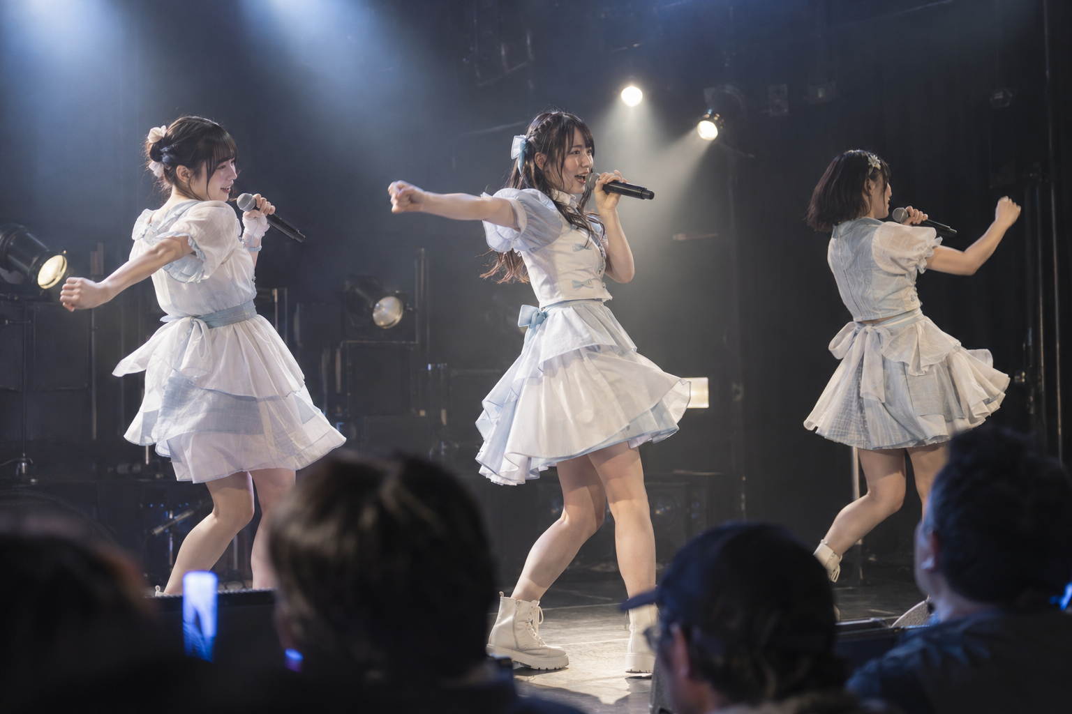 ライブ会場で踊るアイドルたちのイメージ